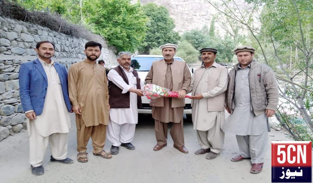 presented a bouquet to Health Minister