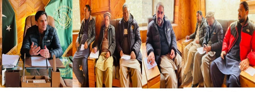 شگر ڈپٹی کمشنر شگر عارف حسین کی زیرِ صدارت ریونیو اسٹاف کا ایک اہم اجلاس، لینڈ ریفارم ایکٹ پر عملدرآمد کی تازہ پیش رفت اور درپیش مسائل کا تفصیلی جائزہ 1 urdu news update, DC Shigar meeting with Revenue Staff