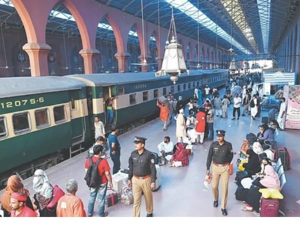 لاہور: ریلوے پولیس نے گھر سے بھاگے 658 لڑکے،لڑکیوں کو پکڑ کر ورثا کے حوالے کر دیا 1 urdu news update Pakistan railway