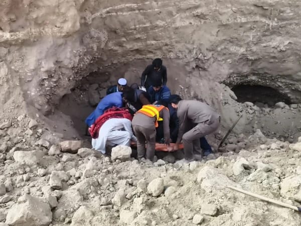 کوہاٹ؛ پہاڑی تودہ گرنے سے ملبے تلے دب کر 6 افراد جاں بحق 1 urdu news update, Six People Killed Landslide Strikes