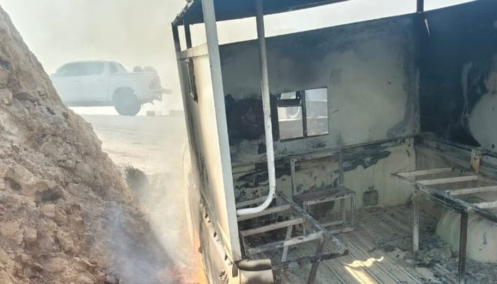 کوہاٹ میں پولیس موبائل پر حملہ، ڈی ایس پی سمیت 4 اہلکار شہید، پولیس موبائل نذر آتش 1 urdu news update Attacked on Police Mobile