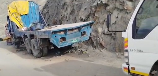 سکردو روڈ پر ٹریفک بحالی کے لیے ہنگامی اقدامات, گزشتہ روز لمسہ پڑی کے مقام پر پیش آنے والے ٹرک حادثے کے باعث شگر۔سکردو روڈ پر ٹریفک کی روانی شدید متاثر ہو گئی تھی 1 urdu news update Restore Traffic on shigar Skardu Road