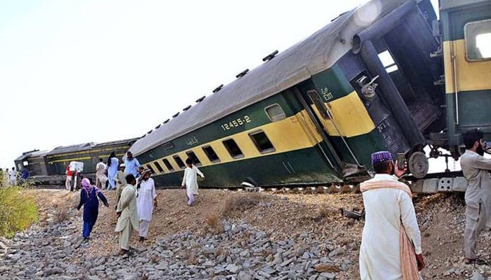 لودھراں تیزگام ٹرین حادثے کے 11 گھنٹے سے زائد گزرنے کے باوجود ٹریک بحال نہ کیے جاسکے 1 Pakistan railway online, rail accident