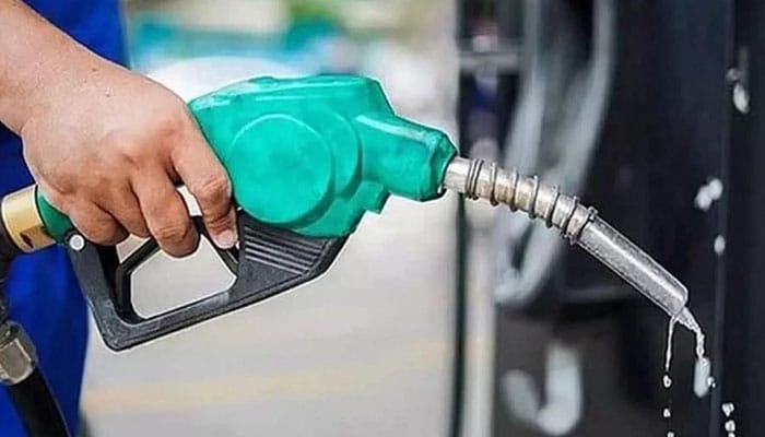 حکومت کا کوٹے کے مطابق پیٹرول الاٹ کرنے کا فیصلہ، ایپ کی تیاری جاری 1 urdu news update Allocate Petrol Based on Quota