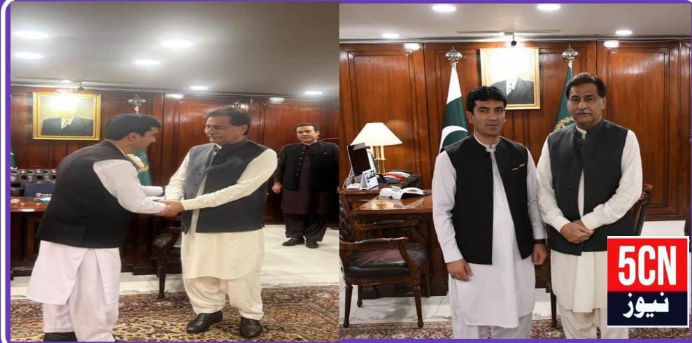 اسلام آباد(پ ر) مسلم لیگ (ن) گانچھے کے رہنما آصف حسین ایڈووکیٹ نے اسپیکر قومی اسمبلی سردار ایاز صادق سے ان کے دفتر میں اہم ملاقات 2 urdu news update Important Meeting